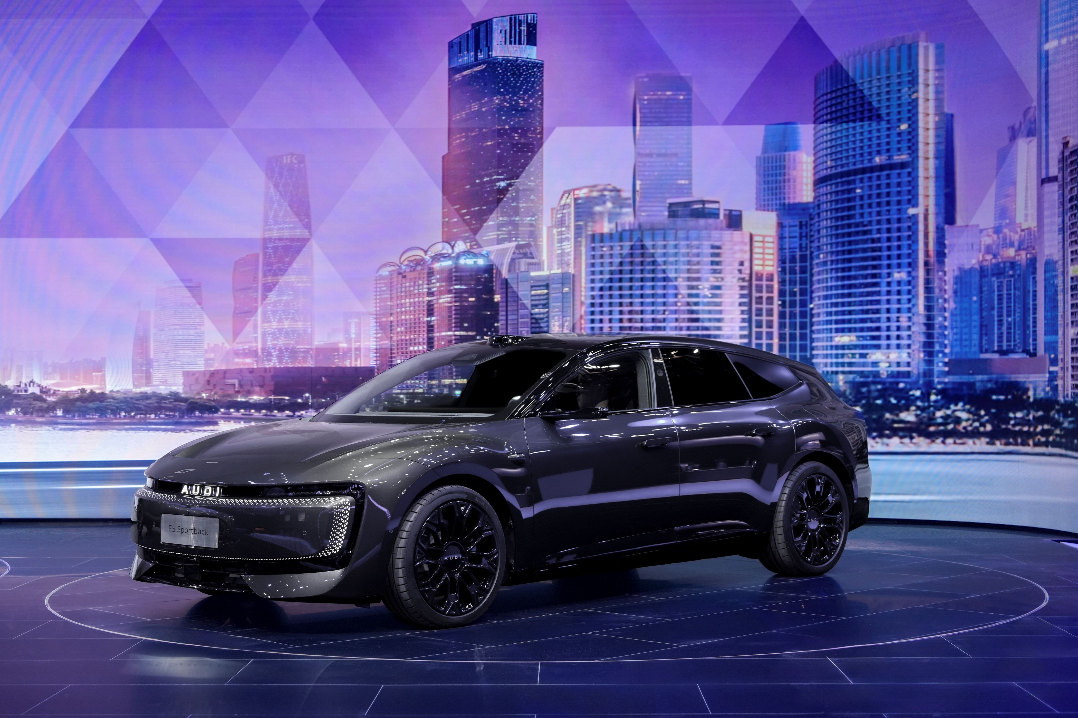 广州车展丨AUDI E SUV概念车全球首秀,上汽奥迪E5、A5双车领衔闪耀羊城