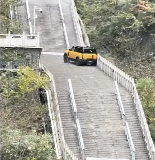 奇(qí)瑞(ruì)汽(qì)车(chē)测(cè)试(shì)攀(pān)爬(pá)天(tiān)门(mén)山(shān)天(tiān)梯(tī)溜(liū)车(chē)撞(zhuàng)坏(huài)护(hù)栏(lán)，公(gōng)司(sī)发(fā)文致(zhì)歉(qiàn)