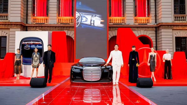 Vision Iconic概(gài)念(niàn)车(chē)全球(qiú)首(shǒu)秀(xiù)，奔(bēn)驰(chí)开(kāi)启(qǐ)经(jīng)典(diǎn)先(xiān)锋(fēng)设(shè)计(jì)的(de)崭(zhǎn)新(xīn)风(fēng)潮(cháo)